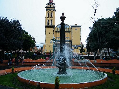 Paseo por Mexico The fountain in the Chalchicomula park in Sesma