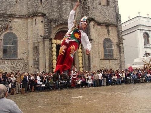 Paseo por Mexico The Dance of the Flyers of Cuetzalan del Progreso