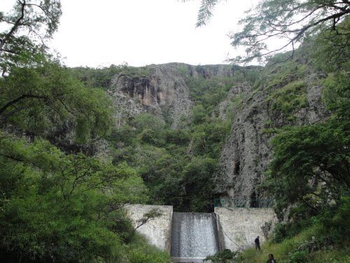 Paseo por Mexico The Peña Dam in San Miguel Ixitlán