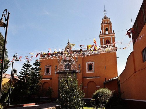 Paseo por Mexico Inside the beautifully decorated temple, the community's patron saint festivals take place.