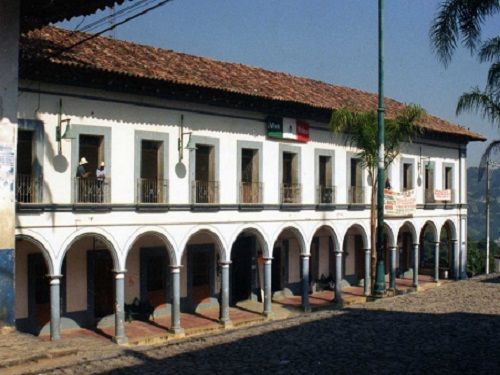 Paseo por Mexico Municipal Palace of Xochitlán by Vicente Suárez